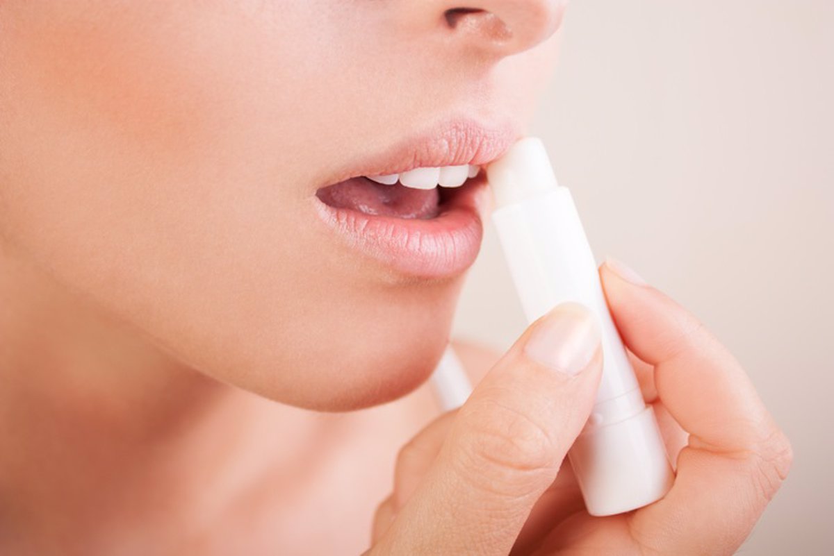 ¿Cómo curar los labios quemados por el sol?
