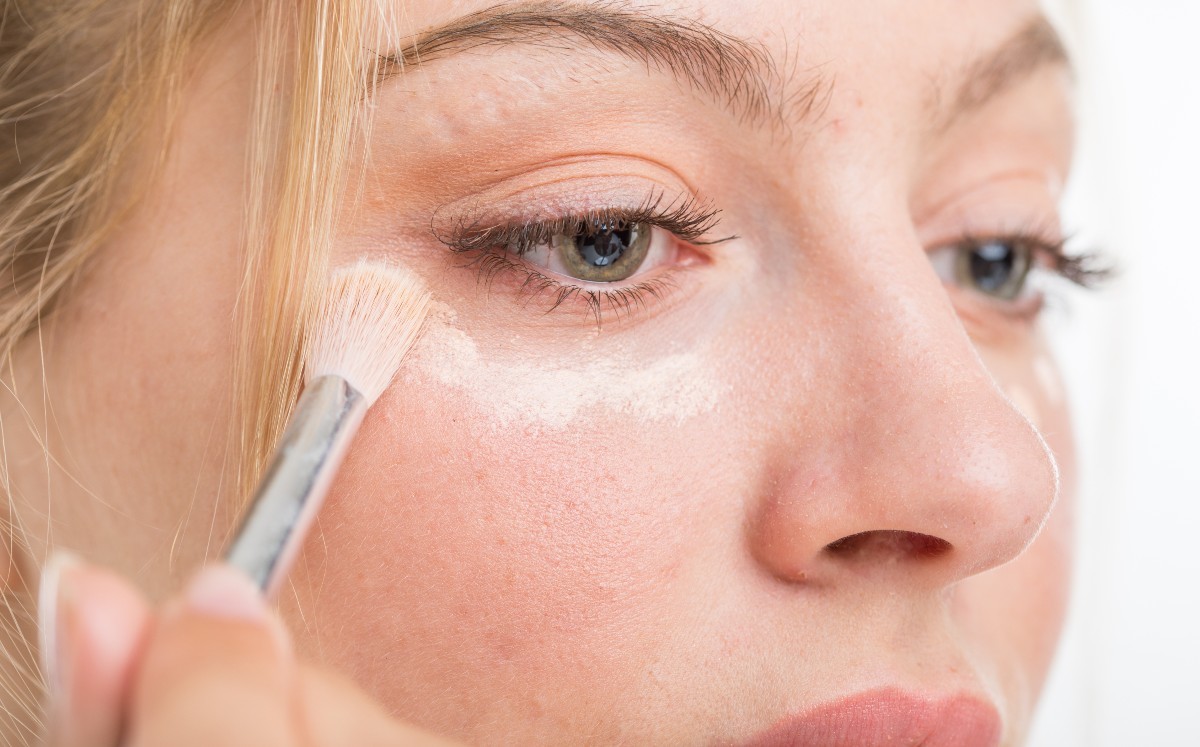 Cómo cubrir ojeras profundas con correctores profesionales