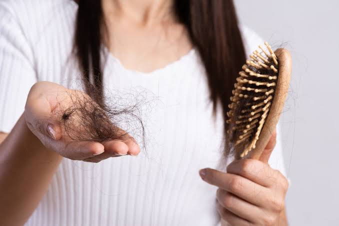 Caída del cabello en mujeres: causas y tratamientos