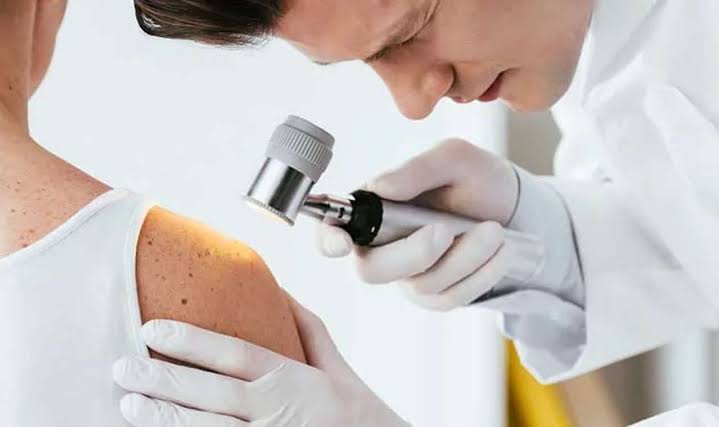 Cuánto cuesta un dermatólogo en Chile (Fonasa, Isapre y particular)